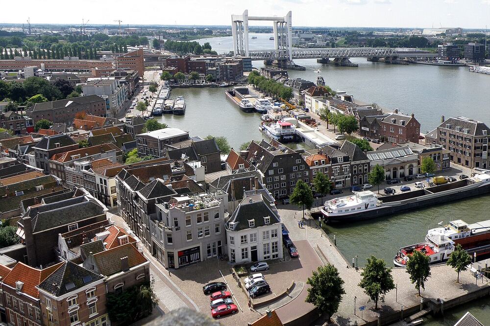 De binnenstad en havens van Dordrecht aan de Oude Maas, met de spoorbrug